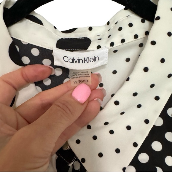 Calvin Klein XL polka dot button down blouse. Excellent condition. like New. - Picture 6 of 7